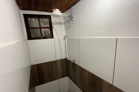 Banheiro de kitnet/studio para alugar com 1 quarto, 35m² em Jardim Semiramis, Cotia