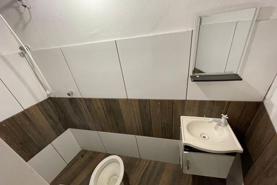 Banheiro de kitnet/studio para alugar com 1 quarto, 35m² em Jardim Semiramis, Cotia