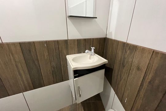 Banheiro de kitnet/studio para alugar com 1 quarto, 35m² em Jardim Semiramis, Cotia