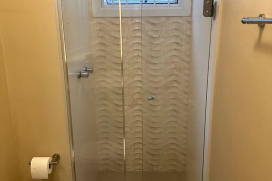 Banheiro de apartamento para alugar com 1 quarto, 65m² em Jardim do Salso, Porto Alegre