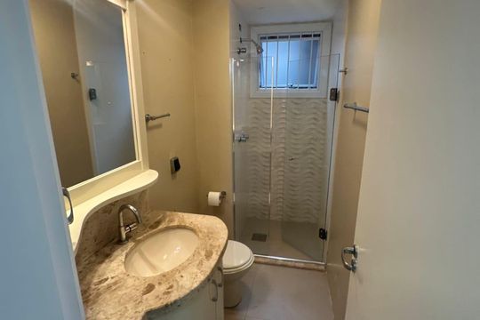 Banheiro de apartamento para alugar com 1 quarto, 65m² em Jardim do Salso, Porto Alegre