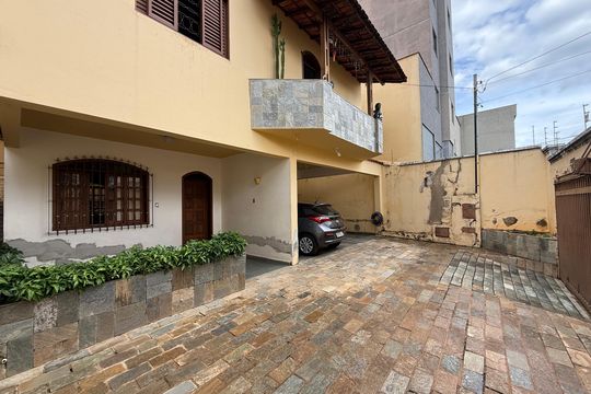 Casa à venda com 4 quartos, 225m² em Havaí, Belo Horizonte