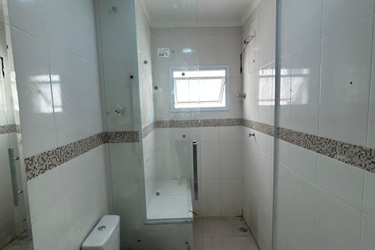 Banheiro de casa à venda com 2 quartos, 70m² em Chácara do Solar II (Fazendinha), Santana de Parnaíba