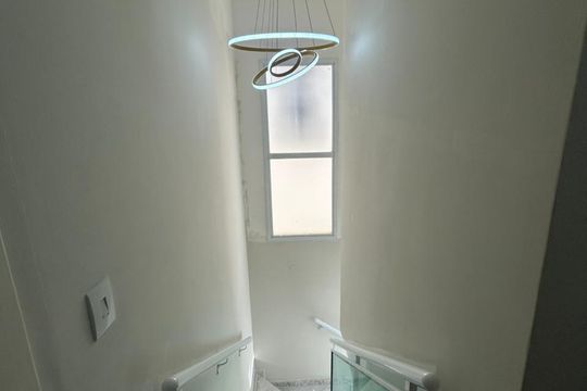 Escada de casa à venda com 2 quartos, 70m² em Chácara do Solar II (Fazendinha), Santana de Parnaíba
