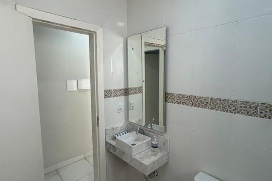 Banheiro de casa à venda com 2 quartos, 70m² em Chácara do Solar II (Fazendinha), Santana de Parnaíba