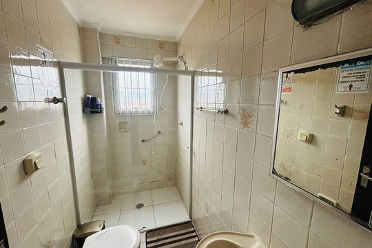 Banheiro de apartamento para alugar com 1 quarto, 47m² em Maracanã, Praia Grande