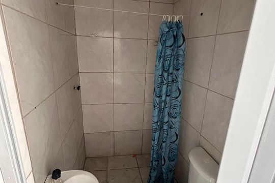 Banheiro de kitnet/studio para alugar com 1 quarto, 40m² em Rocha Sobrinho, Mesquita