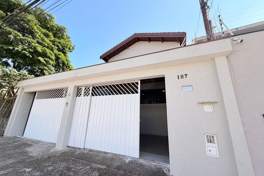 Fachada de casa à venda com 5 quartos, 284m² em Vila Bandeirantes, Jundiaí