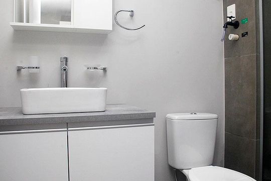Banheiro de apartamento à venda com 1 quarto, 27m² em Cidade Baixa, Porto Alegre