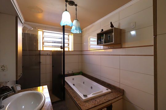 Banheiro da Suíte de casa à venda com 4 quartos, 640m² em Vila Jardim, Porto Alegre