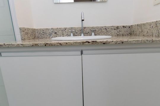 Banheiro de kitnet/studio para alugar com 1 quarto, 34m² em Tamboré, Barueri