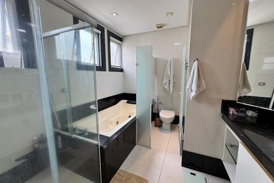Banheiro Suite Master  de casa de condomínio à venda com 4 quartos, 450m² em Jardim Ampliacao, São Paulo