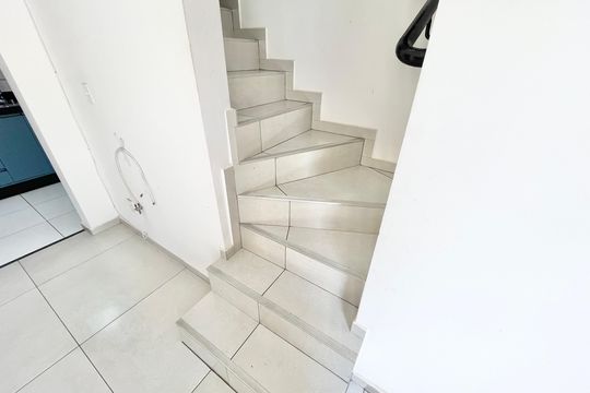 Escada de casa de condomínio à venda com 2 quartos, 52m² em Parque Peruche, São Paulo