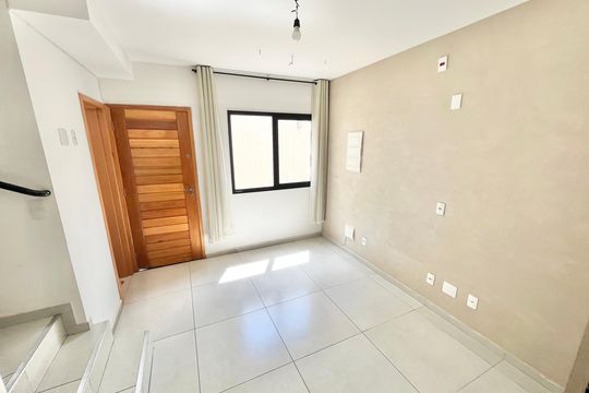 Sala/Cozinha de casa de condomínio à venda com 2 quartos, 52m² em Parque Peruche, São Paulo