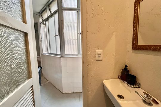 Banheiro de serviço de apartamento à venda com 4 quartos, 253m² em Copacabana, Rio de Janeiro