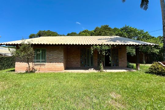 Fachada de casa para alugar com 3 quartos, 100m² em Lagoa da Conceição, Florianópolis