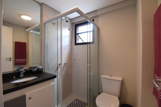 Banheiro de kitnet/studio para alugar com 1 quarto, 22m² em Centro, Curitiba