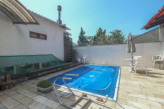 Piscina de casa para alugar com 4 quartos, 223m² em Chácara das Pedras, Porto Alegre