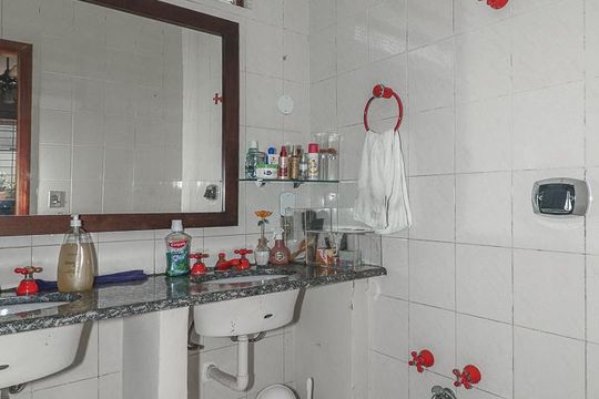 Banheiro da Suíte de casa à venda com 4 quartos, 223m² em Chácara das Pedras, Porto Alegre