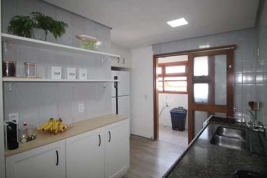 Cozinha de apartamento à venda com 3 quartos, 183m² em Chácara das Pedras, Porto Alegre