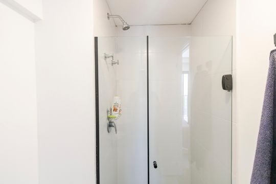 Banheiro de kitnet/studio para alugar com 1 quarto, 24m² em Santo Amaro, São Paulo