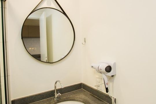 Banheiro social de kitnet/studio para alugar com 1 quarto, 24m² em Vila Cordeiro, São Paulo