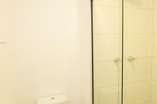 Banheiro social de kitnet/studio para alugar com 1 quarto, 24m² em Vila Cordeiro, São Paulo