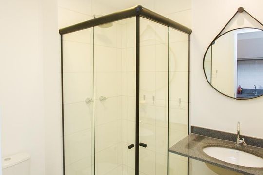 Banheiro social de kitnet/studio para alugar com 1 quarto, 24m² em Vila Cordeiro, São Paulo