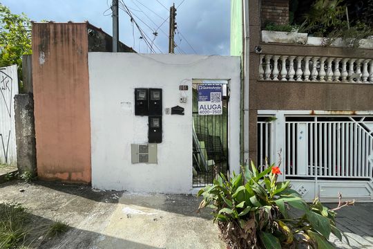 Fachada+Placa de casa para alugar com 1 quarto, 50m² em Vila Matilde, São Paulo