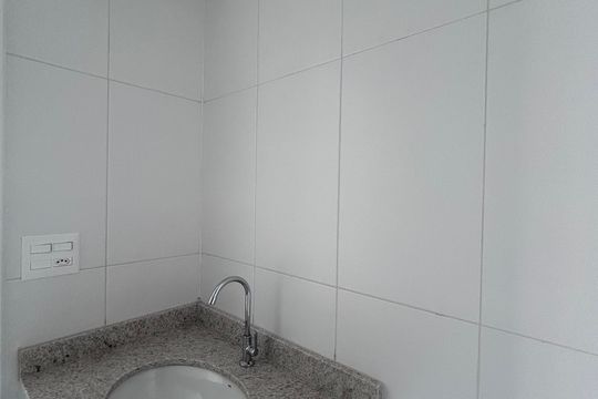 Banheiro  de kitnet/studio para alugar com 1 quarto, 27m² em Cidade Monções, São Paulo