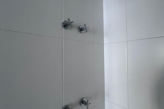 Banheiro  de kitnet/studio para alugar com 1 quarto, 27m² em Cidade Monções, São Paulo