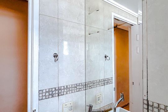 Banheiro de apartamento à venda com 2 quartos, 49m² em Vila Carrão, São Paulo
