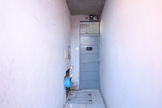 Corredor e portão de casa para alugar com 1 quarto, 20m² em Cidade Tiradentes, São Paulo