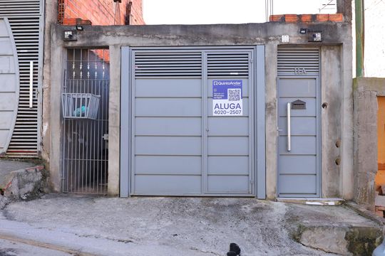 Fachada do imóvel - Placa instalada no portão do imóvel - Código da placa: YIXW-1734 de casa para alugar com 1 quarto, 20m² em Cidade Tiradentes, São Paulo