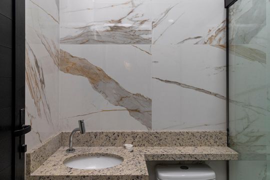Banheiro de casa para alugar com 2 quartos, 70m² em Jardim Guanca, São Paulo
