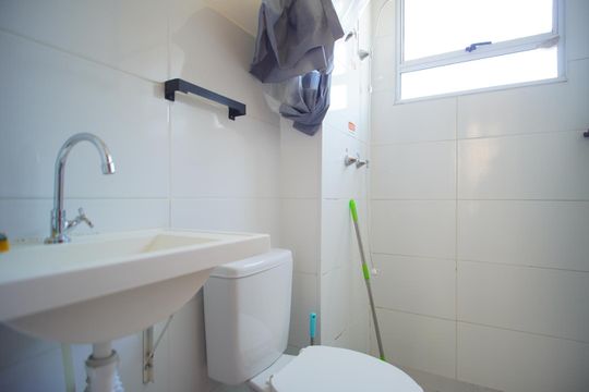 Banheiro Corredor de apartamento à venda com 2 quartos, 40m² em Mário Quintana, Porto Alegre