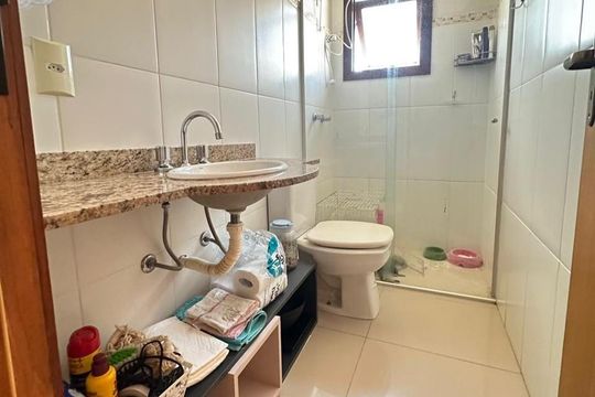 Banheiro de casa de condomínio à venda com 3 quartos, 122m² em Medianeira, Porto Alegre