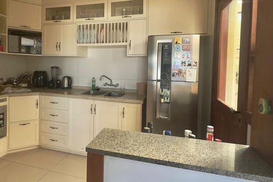 Cozinha de casa de condomínio à venda com 3 quartos, 122m² em Medianeira, Porto Alegre