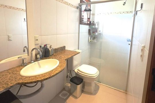 Banheiro de casa de condomínio à venda com 3 quartos, 122m² em Medianeira, Porto Alegre