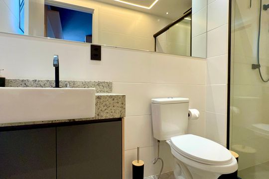 Banheiro de kitnet/studio para alugar com 1 quarto, 30m² em Jardins, São Paulo