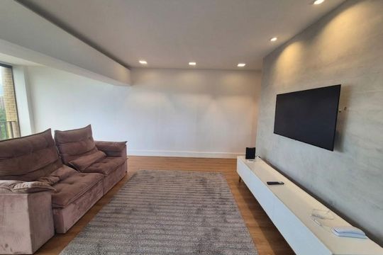 Sala de apartamento à venda com 2 quartos, 90m² em Barra da Tijuca, Rio de Janeiro