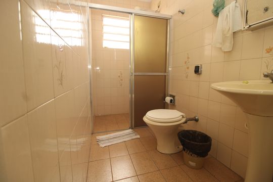 Banheiro 3 de casa à venda com 4 quartos, 235m² em Cambuci, São Paulo