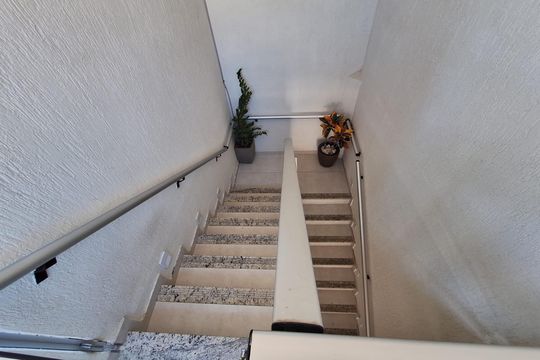 Escada de casa à venda com 2 quartos, 97m² em Vale das Orquídeas, Contagem