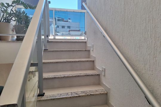 Escada de casa à venda com 2 quartos, 97m² em Vale das Orquídeas, Contagem