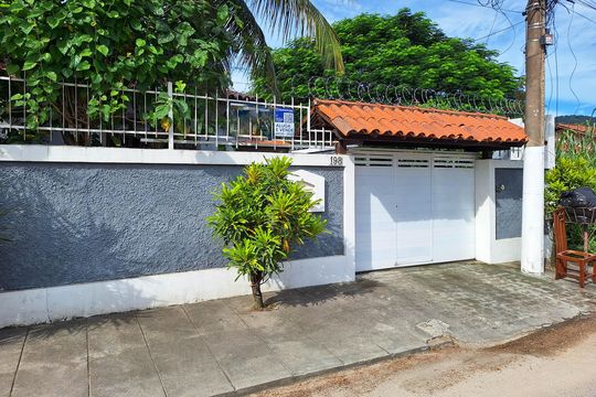 Fachada de casa à venda com 3 quartos, 450m² em Serra Grande, Niterói