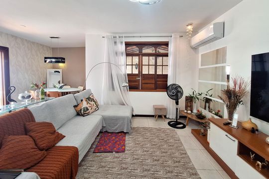 Casa à venda com 3 quartos, 450m² em Serra Grande, Niterói