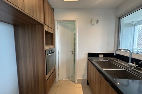 Cozinha de apartamento à venda com 3 quartos, 196m² em Empresarial 18 do Forte, Barueri