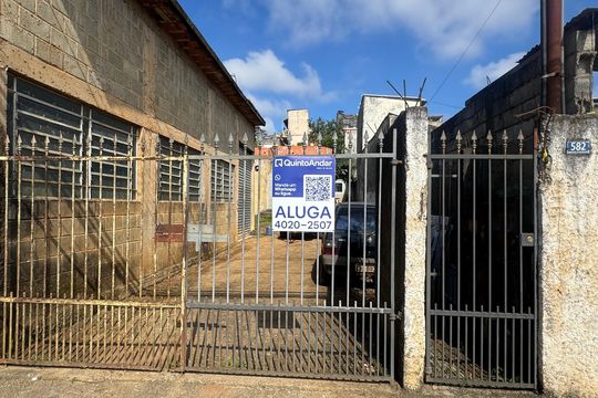 Placa instalada na fachada do imóvel  de casa para alugar com 2 quartos, 400m² em Cidade Soberana, Guarulhos