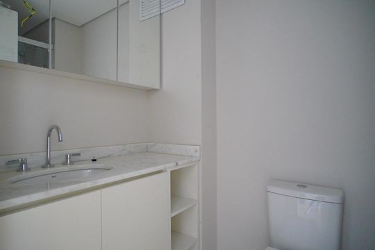 Banheiro de kitnet/studio para alugar com 1 quarto, 30m² em Rio Branco, Porto Alegre