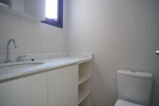 Banheiro de kitnet/studio para alugar com 1 quarto, 30m² em Rio Branco, Porto Alegre